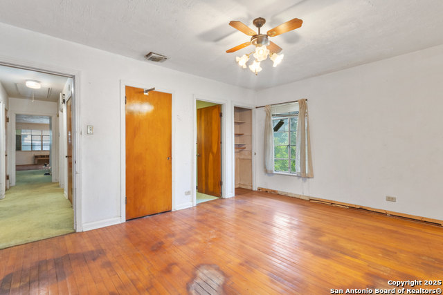 Image 21 of 26 For 215 Oakleaf Dr