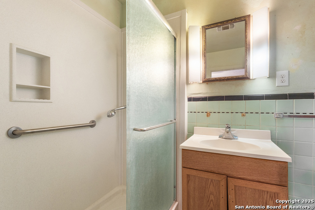 Image 23 of 26 For 215 Oakleaf Dr