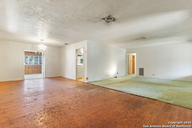 Image 8 of 26 For 215 Oakleaf Dr