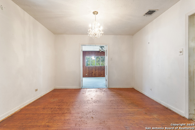 Image 9 of 26 For 215 Oakleaf Dr