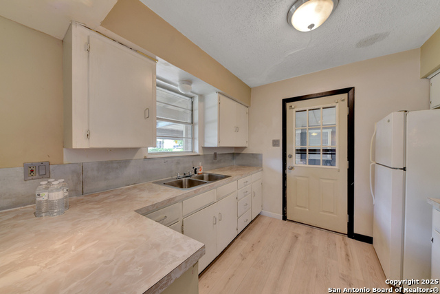 Listing photo id 8 for 1400 Saint Edwards