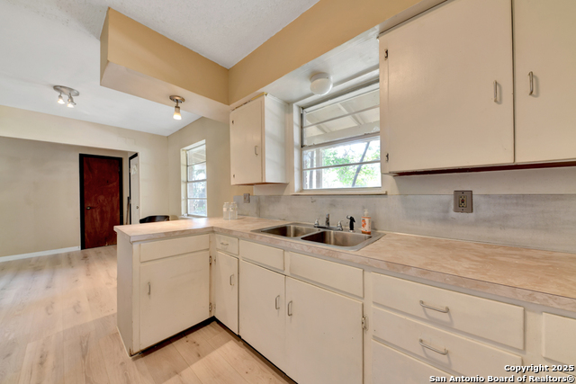 Listing photo id 9 for 1400 Saint Edwards