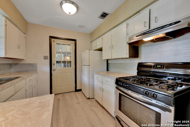 Listing photo id 10 for 1400 Saint Edwards