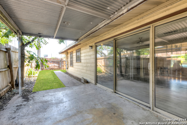 Listing photo id 17 for 1400 Saint Edwards