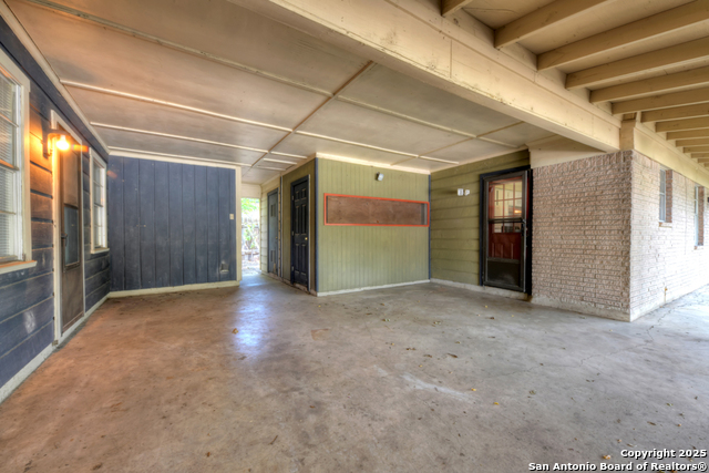 Listing photo id 18 for 1400 Saint Edwards