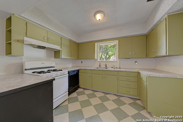 Listing photo id 25 for 1400 Saint Edwards