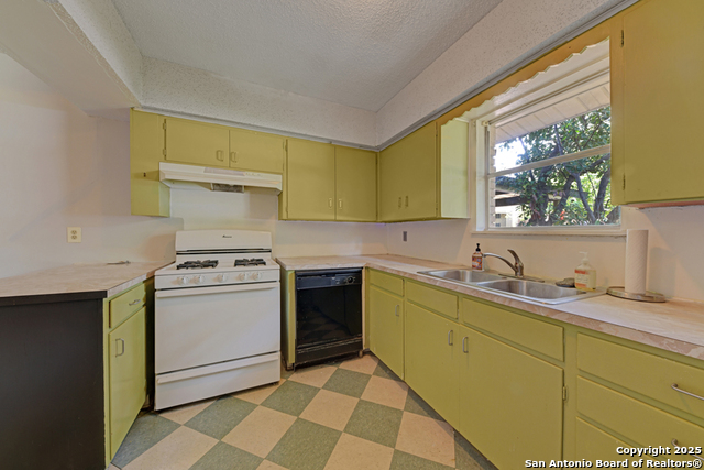 Listing photo id 26 for 1400 Saint Edwards