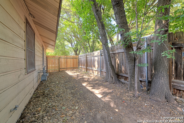 Listing photo id 33 for 1400 Saint Edwards