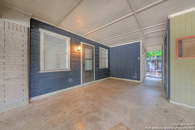 Listing photo id 34 for 1400 Saint Edwards