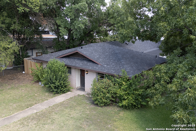 Listing photo id 36 for 1400 Saint Edwards