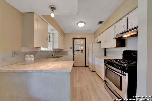 Listing photo id 7 for 1400 Saint Edwards