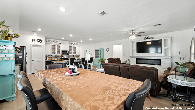 Listing photo id 10 for 305 Kowald Ln N