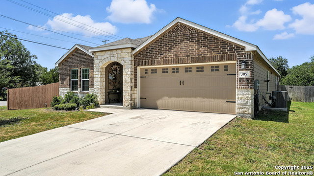 Listing photo id 1 for 305 Kowald Ln N