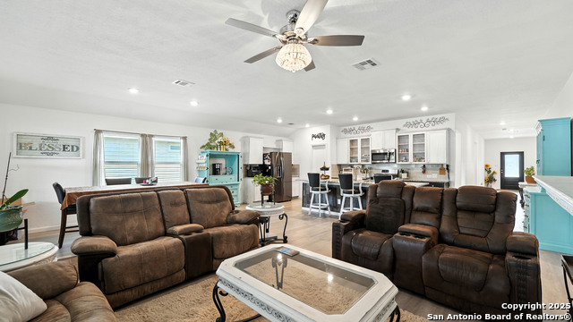 Listing photo id 2 for 305 Kowald Ln N