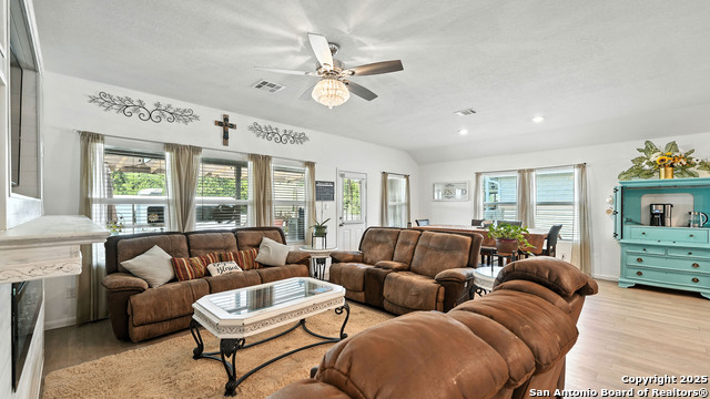 Listing photo id 3 for 305 Kowald Ln N