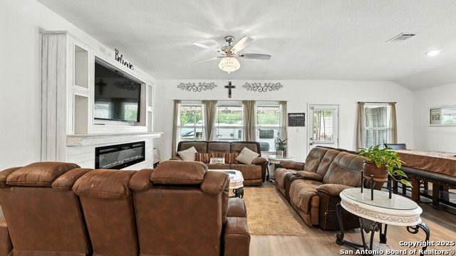 Listing photo id 4 for 305 Kowald Ln N
