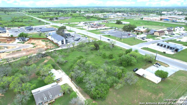 Listing photo id 11 for 408 Bluebonnet