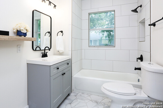 Listing photo id 13 for 618 Canton