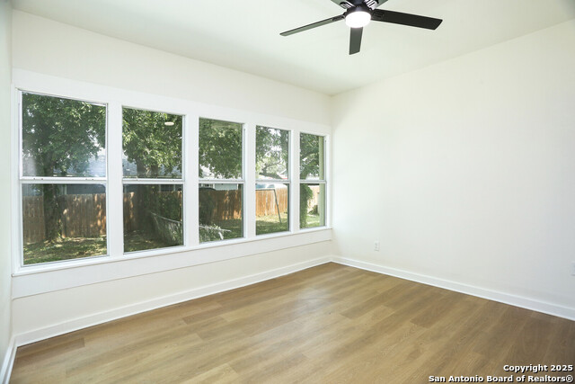 Listing photo id 14 for 618 Canton