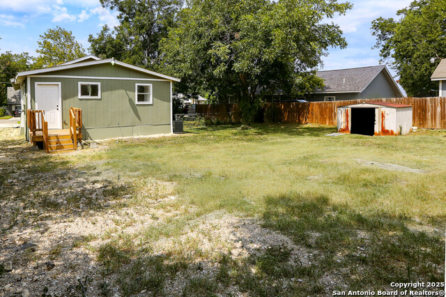 Listing photo id 15 for 618 Canton