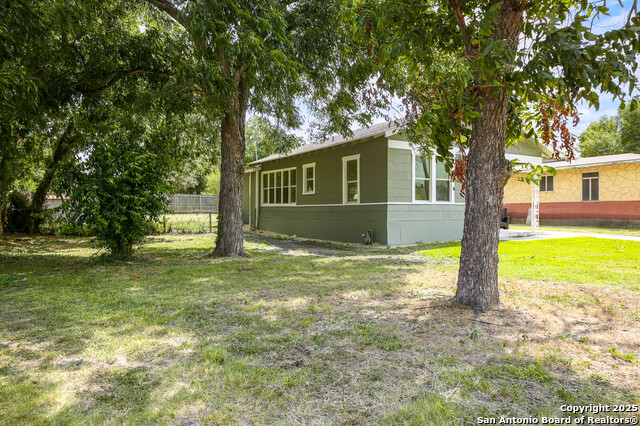 Listing photo id 2 for 618 Canton