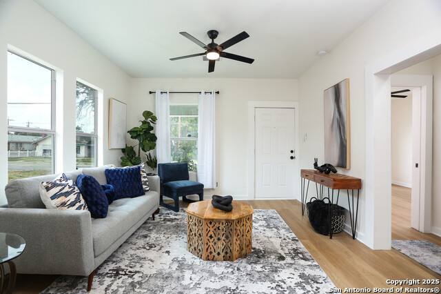 Listing photo id 5 for 618 Canton