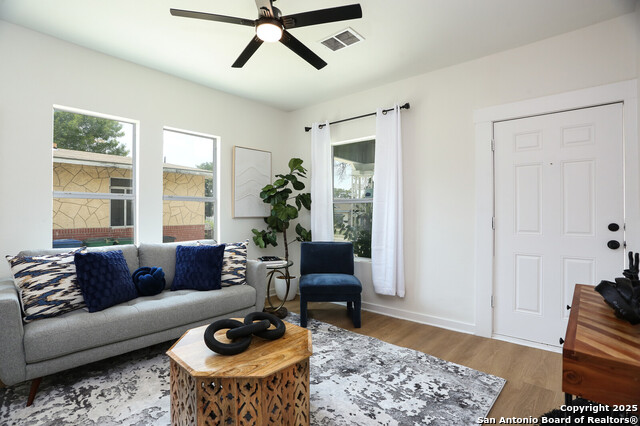 Listing photo id 6 for 618 Canton