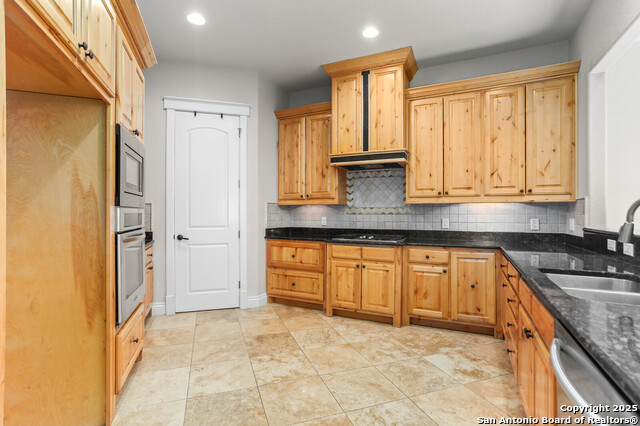 Listing photo id 11 for 1165 Legacy Drive