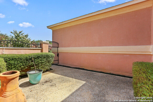 Listing photo id 2 for 1165 Legacy Drive