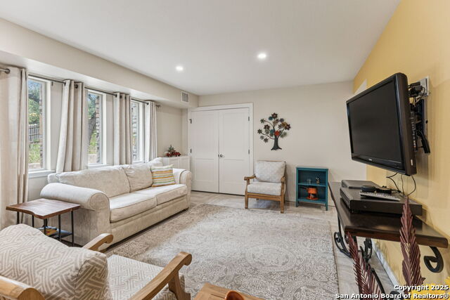 Listing photo id 16 for 2200 Glenn Dr