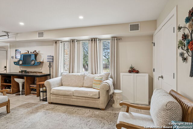 Listing photo id 17 for 2200 Glenn Dr