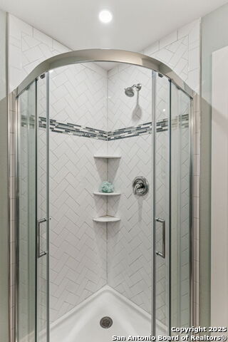 Listing photo id 21 for 2200 Glenn Dr