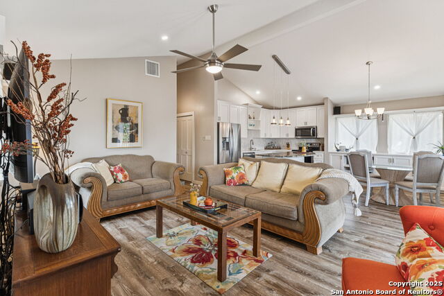 Listing photo id 1 for 2200 Glenn Dr