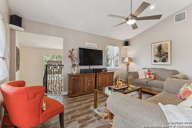 Listing photo id 2 for 2200 Glenn Dr