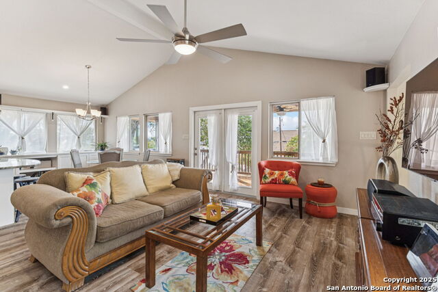 Listing photo id 5 for 2200 Glenn Dr