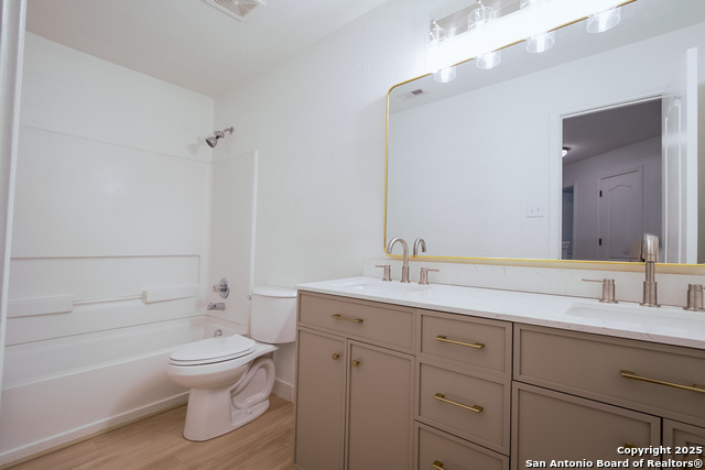 Image 29 of 39 For 7831 Dunhill Coach