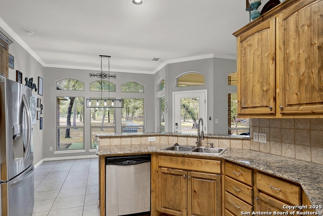 Listing photo id 11 for 162 Champions