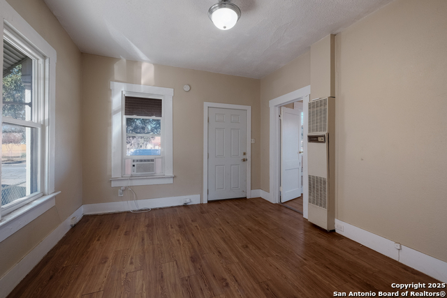 Image 10 of 30 For 826 Lombrano