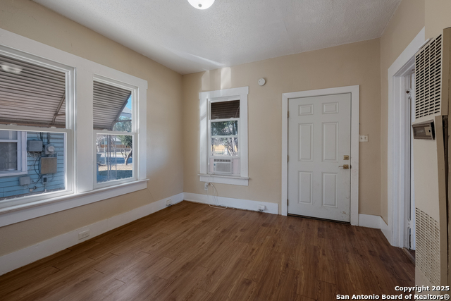 Image 11 of 30 For 826 Lombrano