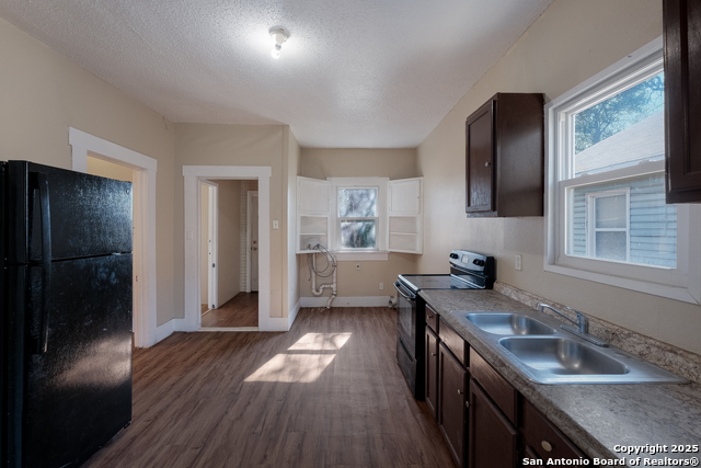 Image 12 of 30 For 826 Lombrano