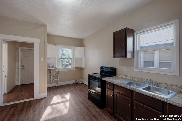 Image 13 of 30 For 826 Lombrano