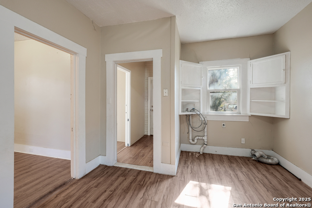 Image 16 of 30 For 826 Lombrano