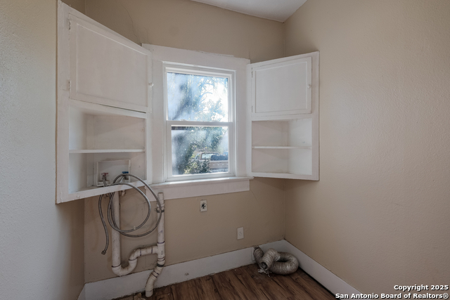Image 17 of 30 For 826 Lombrano