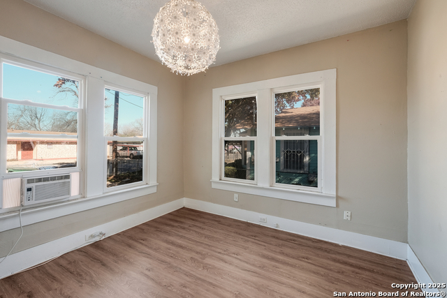 Image 4 of 30 For 826 Lombrano
