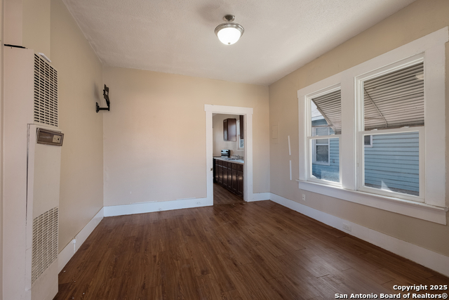 Image 7 of 30 For 826 Lombrano