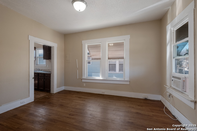 Image 8 of 30 For 826 Lombrano