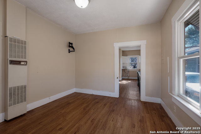 Image 9 of 30 For 826 Lombrano