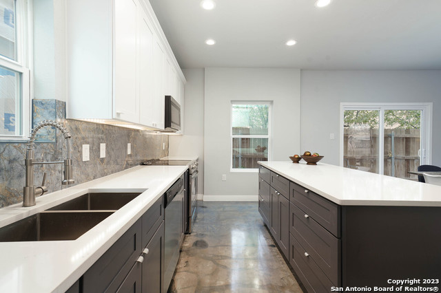 Listing photo id 8 for 603 Euclid Ave W 2