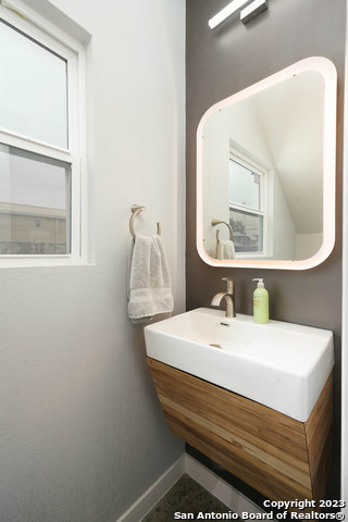 Listing photo id 9 for 603 Euclid Ave W 2