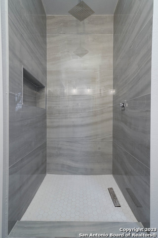 Listing photo id 14 for 603 Euclid Ave W 2